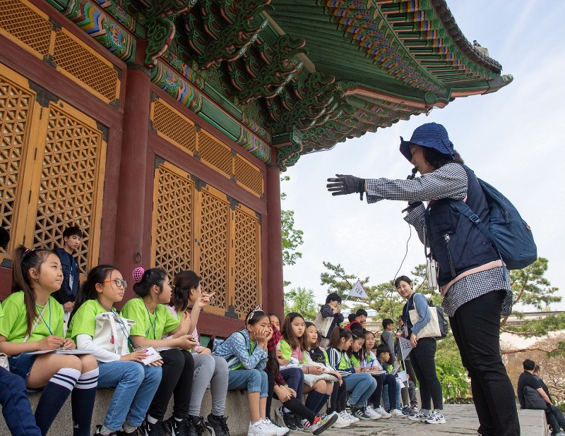 [사진설명2] 행복얼라이언스 문화역사 체험학습에 참여한 안산시 다문화지구 초등학생이 해설사의 설명을 듣고 있다.